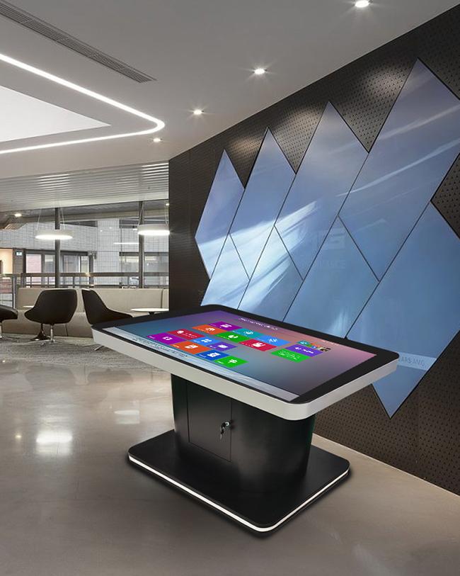 Los productos interactivos del Smart Home del restaurante del Lcd que el   de Android toca el   defienden la tabla multifuncional del  